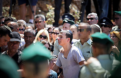 השוטרים ולוחמי הימ"מ חיבקו את בני המשפחה (צילום: נועם מוסקוביץ)