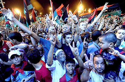 מורדים בבנגזי חוגגים את נפילת קדאפי (צילום: EPA   )