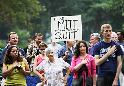 הפגנה של פעילי מסיבת התה נגד מיט רומני (צילום: AFP)