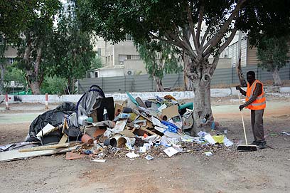 מנקים את שדרות רוטשילד. "המחאה הייתה נקייה" (צילום: בן קלמר)