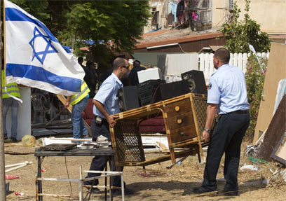 מפנים פעילים במאהל בחולון. "כבר שנים הם סובלים" (צילום: AFP)