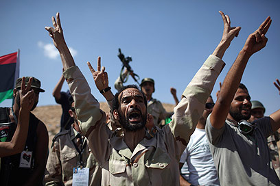 מורדים בלוב. "שמחה שחייתי לחזות בתוצאות" (צילום: AP)