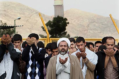 ליד המתקן להמרת אורניום באיספהאן (צילום: AFP)