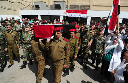 הלוויית הרוגים מכוחות הביטחון. "לא הם ולא המורדים ישיגו ניצחון מוחץ" (צילום: AFP)