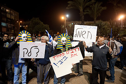 מפגינים נגד יוקר המחיה, אמש בתל אביב (צילום: בן קלמר)