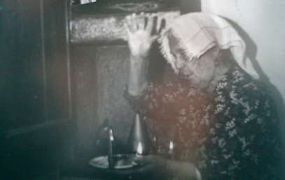 הדלקת נרות - בתוך הארון (צילום: באדיבות "שבי ישראל")