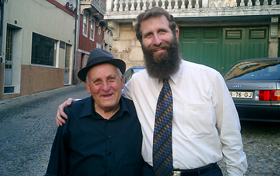 הרב בירנבוים עם אחד מצאצאי האנוסים (צילום: באדיבות "שבי ישראל")