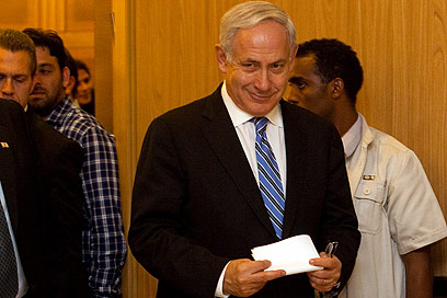 נתניהו מרוצה, ביציאה מישיבת הסיעה הדרמטית (צילום: אוהד צויגנברג)