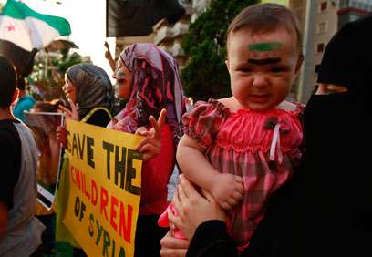 הפגנה בטריפולי בעקבות הטבח בסוריה (צילום: רויטרס)