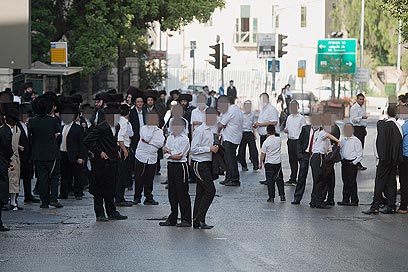 גם ילדים ונערים באו לחסום את הכביש (צילום: אוהד צויגנברג)