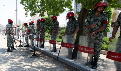 שומרים מחוץ לאולם הכרזת התוצאות (צילום: רויטרס)