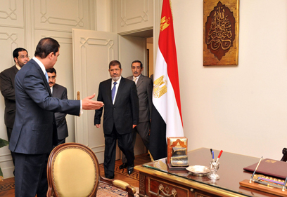 מורסי נכנס למשרדו (צילום: AFP)