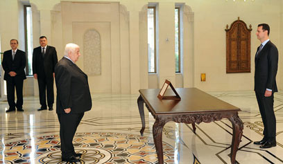 עסקים כרגיל. אסד ושר החוץ אל-מועלם בעת השבעת הממשלה החדשה (צילום: EPA)