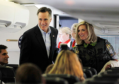 רומני ורעייתו על המטוס, בדרך לישראל (צילום: רויטרס) רומני ורעייתו על המטוס, בדרך לישראל (צילום: רויטרס)