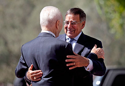 פרס ושר ההגנה פנטה. סומך יותר על האמריקנים (צילום: EPA)