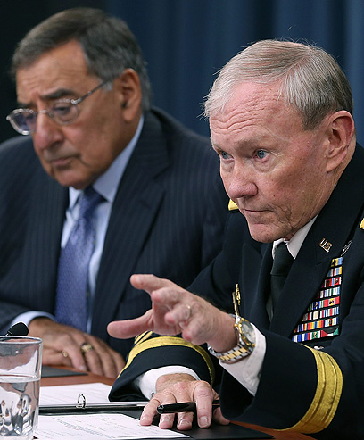 הגנרל דמפסי לצד שר ההגנה פאנטה, השבוע. "לא" חד וברור (צילום: AFP)