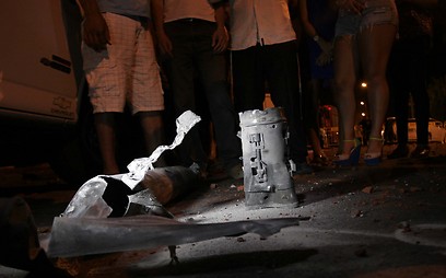 פגיעה ישירה בבית. נתיבות, הלילה (צילום: אליעד לוי) פגיעה ישירה בבית. נתיבות, הלילה (צילום: אליעד לוי)