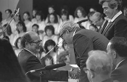 חיים חפר מקבל את פרס ישראל מידי הנשיא יצחק נבון ב-1983 (צילום: יעקב סער, לע&quot;מ)