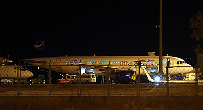 אנקרה הקפיאה את הטיסות האזרחיות אל סוריה וממנה. המטוס שיורט (צילום: EPA)