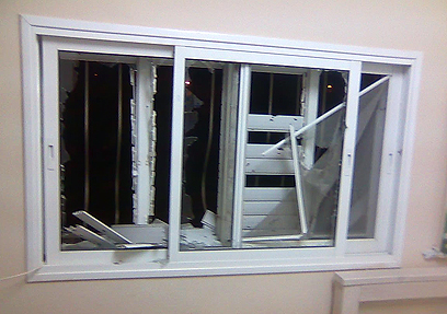 תריסים שניזוקו כתוצאה מהפיצוץ (צילום: זאב טרכטמן)