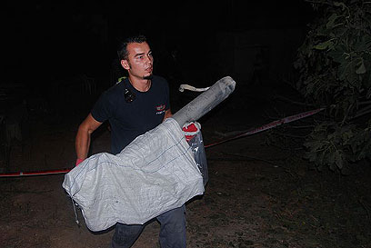 חבלן מפנה את הרקטה שנפלה בנתיבות (צילום: זאב טרכטמן)