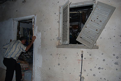 נזקי הרקטה. ראש העיר: "מה יהיה כשהמזל לא ישחק לצדנו?" (צילום: זאב טרכטמן)