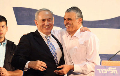 החברים התווכחו על המהלך. נתניהו עם כחלון בוועידת הליכוד, הערב (צילום: מוטי קמחי)