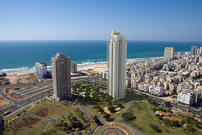 בת ים על הגובה: אין נמל, אבל בונים מגדלור