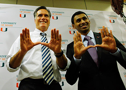 רומני מחווה את סמל אוניברסיטת מיאמי עם תומך בפלורידה (צילום: רויטרס)