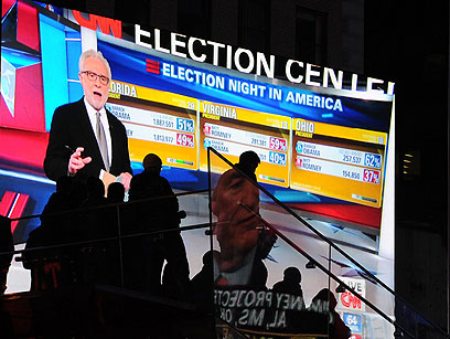 עוקבים אחרי המדגמים בטיימס סקוור בניו-יורק, הלילה (צילום: EPA)