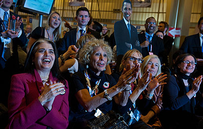 תומכי אובמה צופים בהכרזה על תוצאות הבחירות (צילום: AFP)