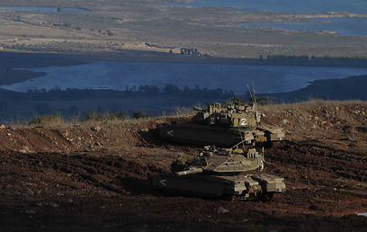 טנקים משקיפים על סוריה (צילום: אביהו שפירא )