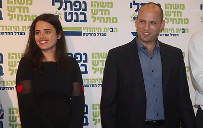 בנט ושקד במסיבת העיתונאים (צילום: מוטי קמחי)