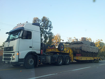טנק בדרך לאזור רצועת עזה (צילום: יואב זיתון)