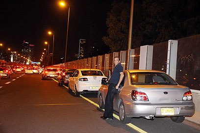 נתיבי איילון בתל אביב, הערב. "כולם עצרו בצד הכביש" (צילום: דנה קופל)
