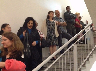 תופסים מחסה במדרגות בניין בתל-אביב, היום בצהריים