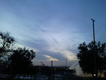 השמיים באזור ירושלים - שובל של רקטה? (צילום: יערה לוי)