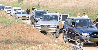 טור של מכוניות בכניסה לאתר. הוקם מחסום צבאי (צילום: מוטי קמחי)