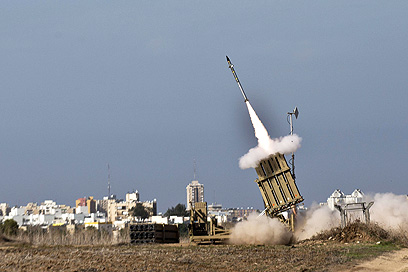 כיפת ברזל. מייחלים ל-13 סוללות (צילום: AFP) כיפת ברזל. מייחלים ל-13 סוללות (צילום: AFP)