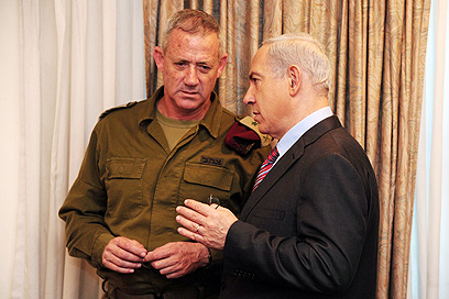 נתניהו והרמטכ"ל גנץ. תמיכה מלאה בצבא (צילום: קובי גדעון, לע"מ) נתניהו והרמטכ"ל גנץ. תמיכה מלאה בצבא (צילום: קובי גדעון, לע"מ)