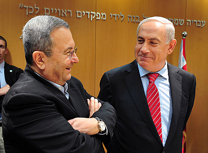 אהוד ברק ובנימין נתניהו בפני פורום מטכ"ל (צילום: אריאל חרמוני, משרד הביטחון) אהוד ברק ובנימין נתניהו בפני פורום מטכ"ל (צילום: אריאל חרמוני, משרד הביטחון)