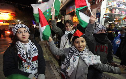 ילדים פלסטינים חוגגים ברמאללה, הערב (צילום: גיל יוחנן)