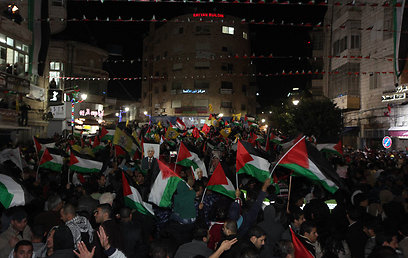 חגיגות עם דגלי פלסטין ברמאללה (צילום: גיל יוחנן)