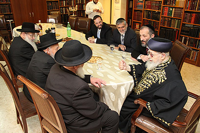 הרב עובדיה עם מנהיגי המפלגה וחכמי התורה (צילום: יעקב כהן)