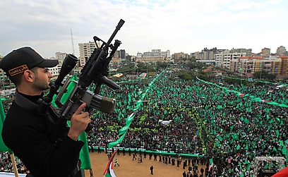 אנשי חמאס מול ההמון  (צילום: AFP)