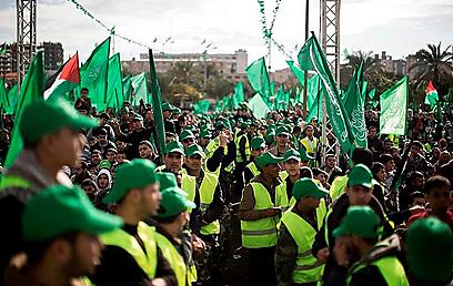 המונים האזינו לנאומי ההסתה והריעו  (AFP)