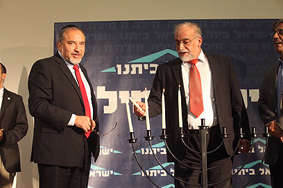 "הרצוג ויחימוביץ' קשקשנים. לבני ומצנע? ראינו מה הם עשו" (צילום: מוטי קמחי)