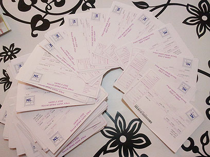 200 הודעות לבוחרים שנמצאו בזבל בבאר שבע (צילום: נדב אטיאס)