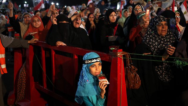 מוסלמים אדוקים במצרים: חוששים לחיינו