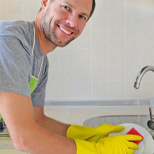 Моет посуду в доме мужчина. Моет посуду в доме мужчина. Моет посуду в доме мужчина. Мужчина моет посуду. Посуда для мужчин.